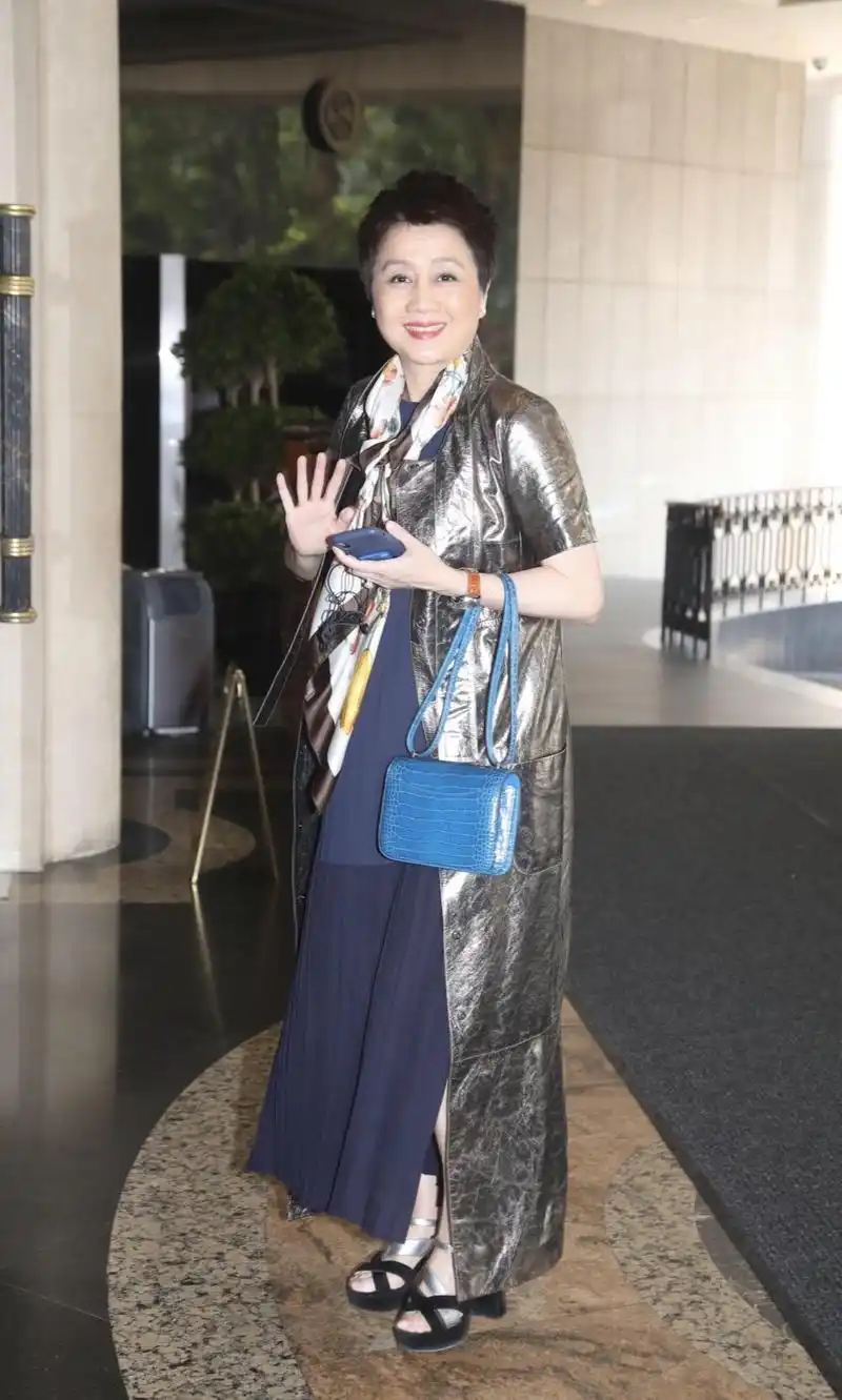 赌王四太梁安琪真有品味黄色连衣裙气场全开剪超短发利落大气