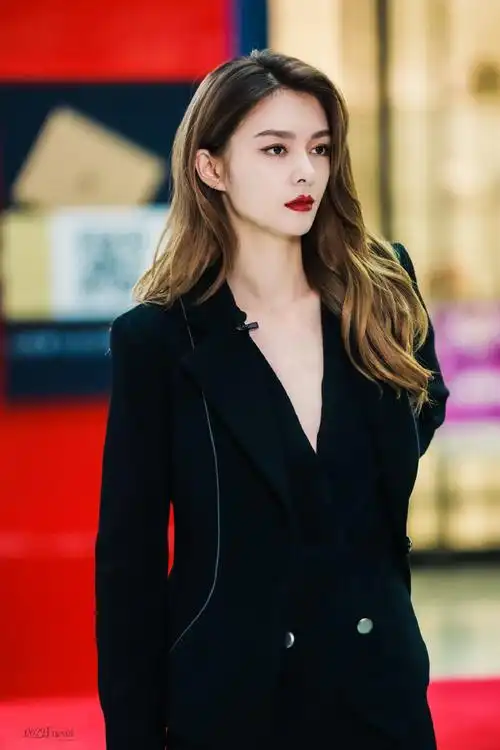 傅菁黑色西装御姐风造型
