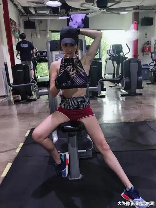 马景涛前妻颜值绝了离婚后苦练身材活成少女27岁女儿近照太美