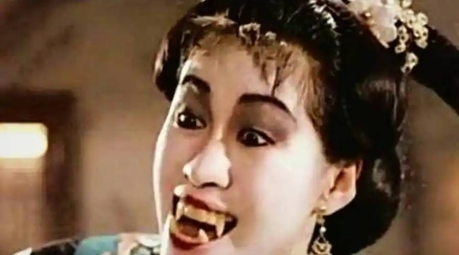 她在《僵尸家族》中扮演的女僵尸,造型,动作和表情,都跟僵尸没有什么