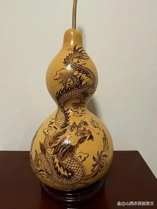 她以烙花,烫花,火针刺绣方法在瓢葫芦上制作图案