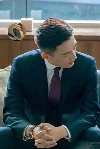 《精英律师》中佩戴百达翡丽运动优雅系列5712r-001腕表(鹦鹉螺)