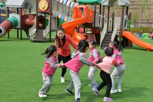 一起诵诗,一起……   老师和我们在一起玩老鹰捉小鸡的游戏