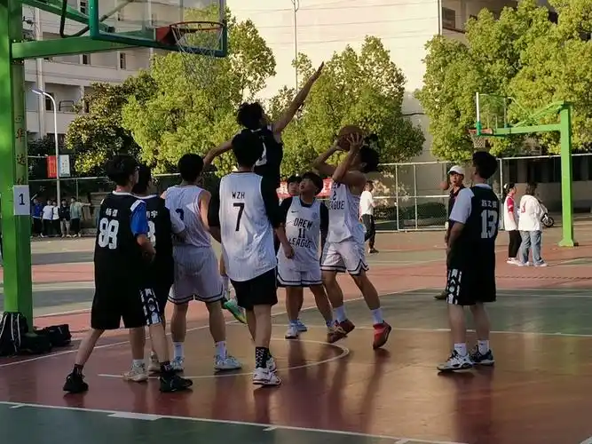 我校第四届高中篮球赛顺利举行