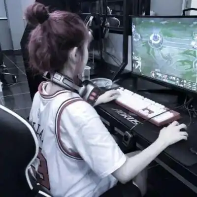 电竞女生头像高清萝莉戴耳机正在打游戏的电竞女头像