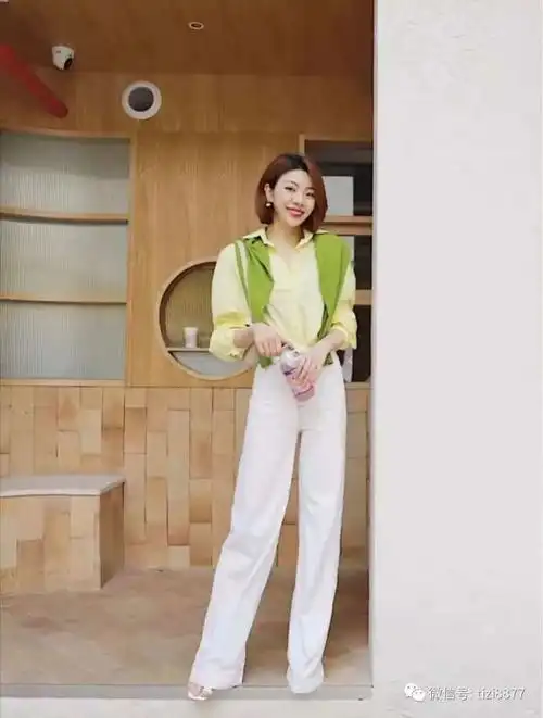 黄色上衣配什么颜色裤子好看