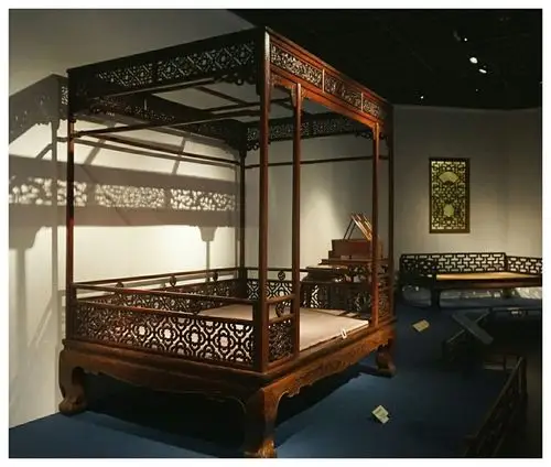 (图为明代黄花梨木六柱式架子床)