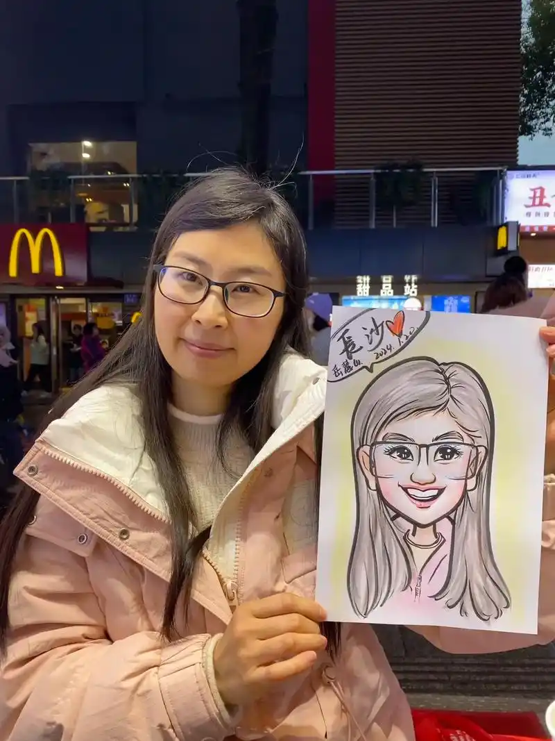 肖像漫画似颜绘.#肖像画 #似颜绘 每次画完顾客都很开心很 - 抖音