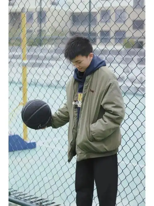 拍摄弟弟打篮球男生照片