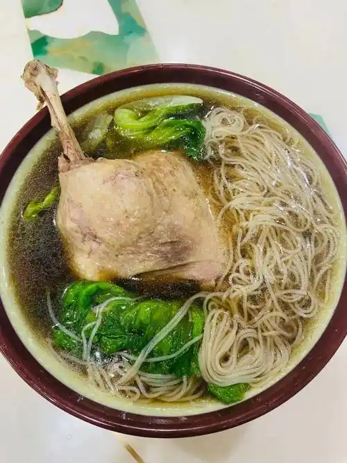 手掌大的鸭腿,连皮带肉啃下,只觉柔软弹性,完全不会肥腻.