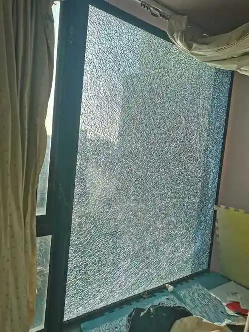 爆玻璃有位网友分享他家的玻璃无缘无故爆裂