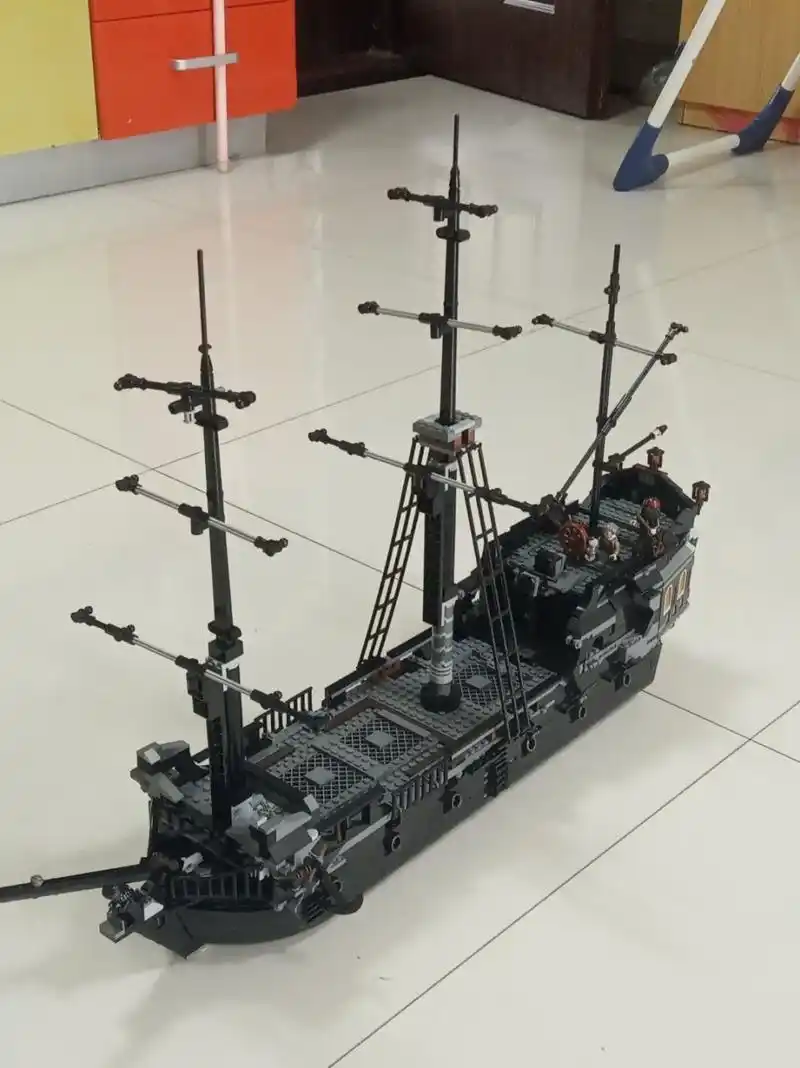 这是我最近拼的乐高moc黑珍珠号,但是零件不太够了,所以是个半成品