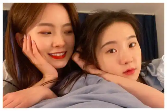 陈卓璇抱团明显,与张艺凡感情深,睡前也要趴床边凹造型__财经头条