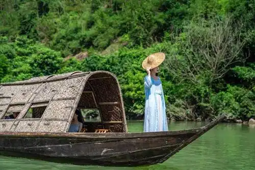 水长而美为永嘉,楠溪江上形似蚱蜢的小船,原来已有上千年的历史