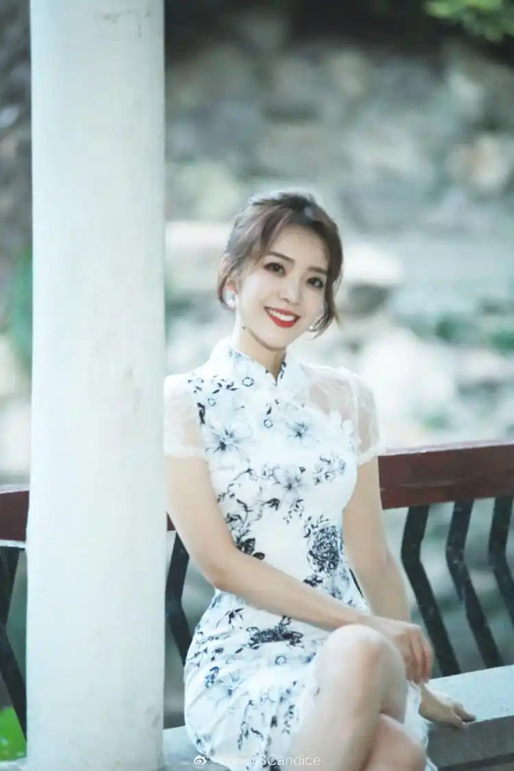 lpl女主持人余霜晒照每天看到你的留言成了我的嗜好