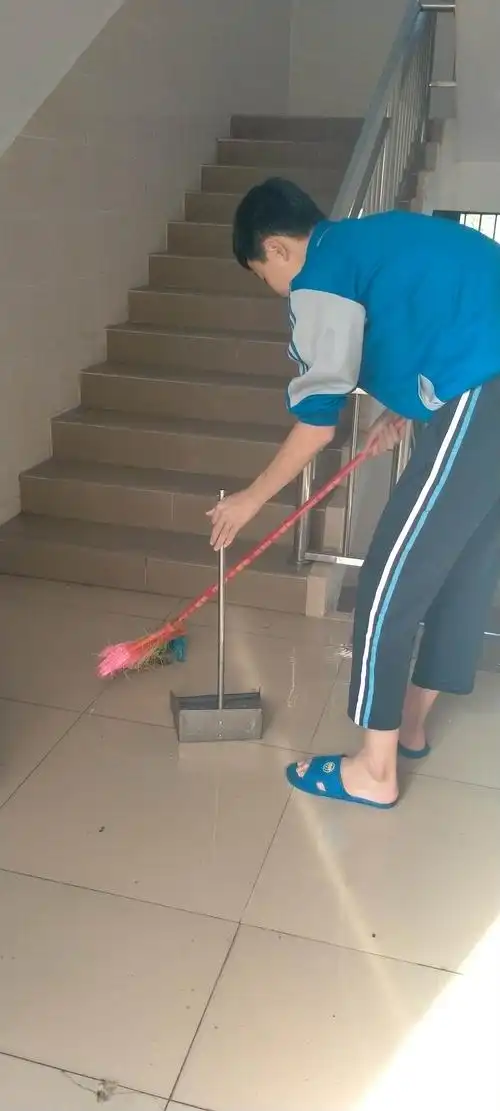 为王永久同学弯腰弓背扫地的背影点赞