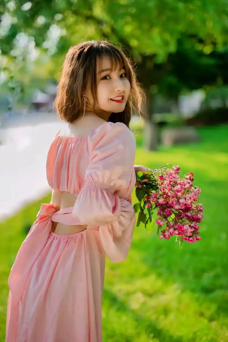 长发美女夏日草地小清新写真