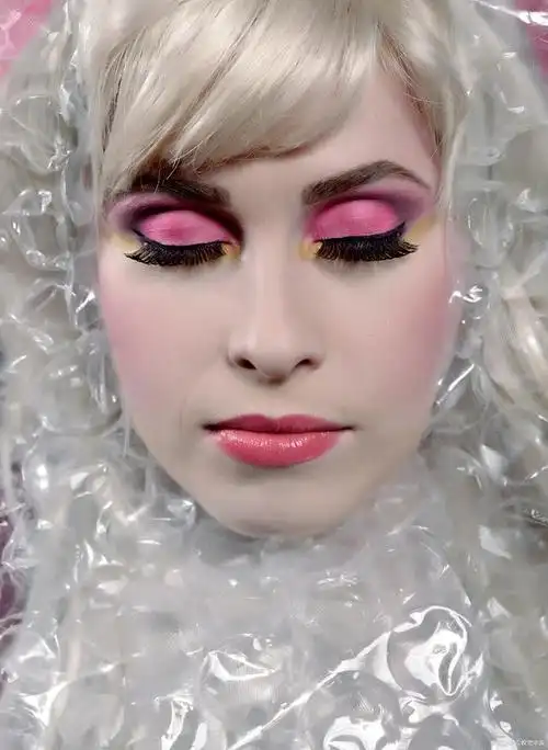 舞台妆通常需要更加夸张,醒目,以突出演员的面部特征和情感表达.