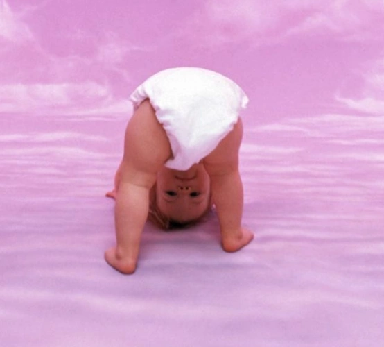 其实反而会影响透气效果,使得宝宝穿戴更加容易闷湿.