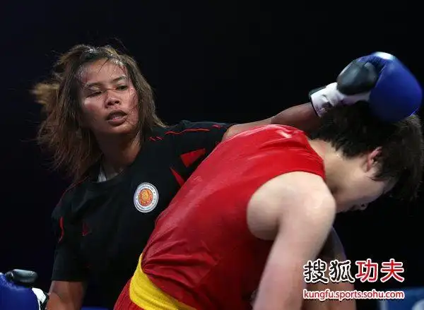 图文山东好汉柏晶胜泰国猛女柏晶躲避攻击