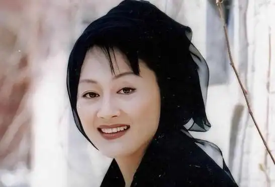 61岁知名演员王姬,娱乐圈的"拼命三娘",与初恋高峰共度风雨