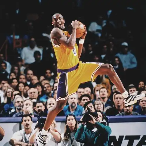 24年前的今天,科比完成nba生涯首秀.