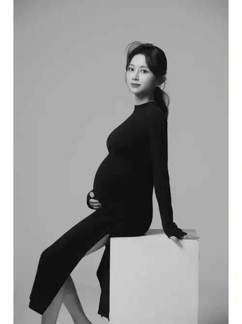 一组黑白孕妇照