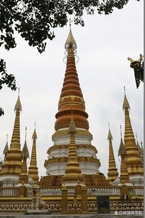 姐勒大金塔位于云南省德宏州瑞丽市姐勒村,距瑞丽4公里,傣语称"广母贺