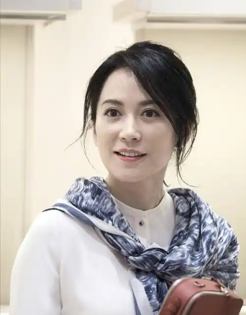 一个越老越美的女人:俞飞鸿,如今50岁,气质依旧,百看不厌_体式_身体