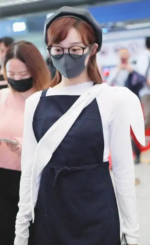 她是《创造101》第12名,黑白配穿出女高中生气质,美得纯净