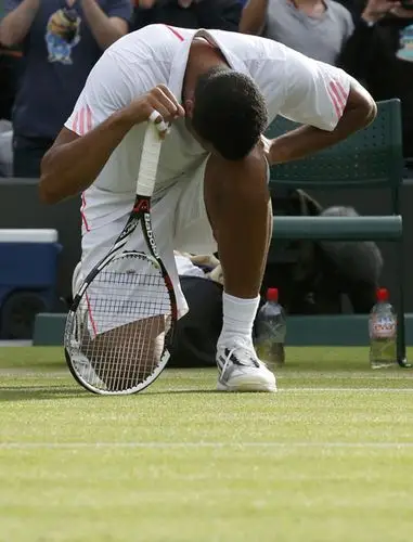 图文:[温网]特松加晋级四强 特松加单膝跪地