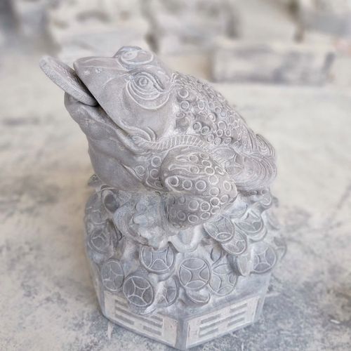 青石石雕吐水金蟾招财石头雕刻金蟾工艺品家用风水摆件