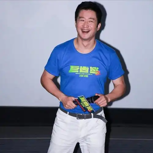 谁造谣吴京患艾滋在北京治疗?他陪家人现身新加坡,合照状态超好