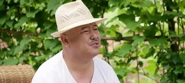 尽管赵明远已经努力地在模仿王小利扮演的刘能,但还是有很多不足之处