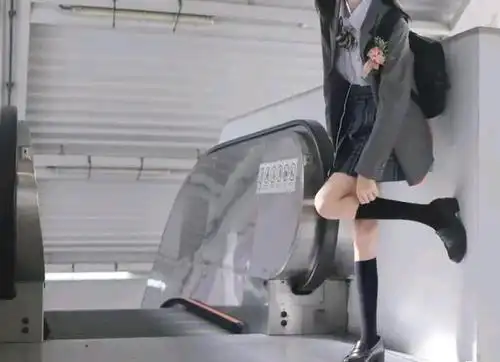 女装大佬上女厕所引争议,b站up主回怼网友,应该顾谁的感受?