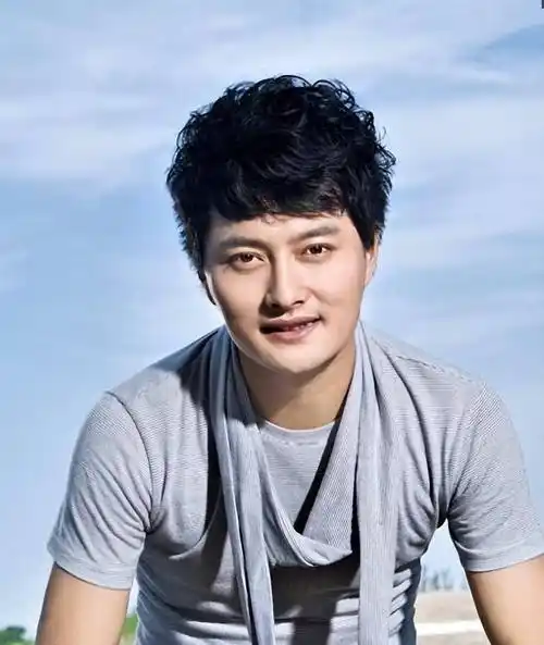 歌手云飞:对前妻不闻不问,把小7岁娇妻宠成公主,高月差哪儿了_深圳