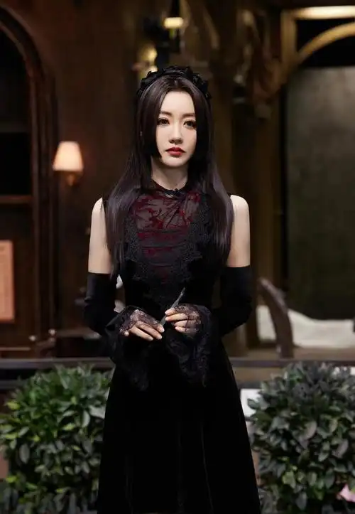 综艺节目《明星大侦探》第八季,杨蓉的新造型又来了,这一次不仅风格大