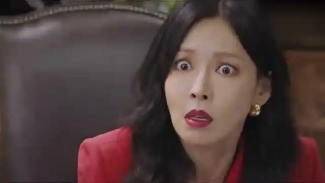 顶楼千瑞珍看到钢琴开始发疯狂砸父亲照片这一幕刚好被手下看到