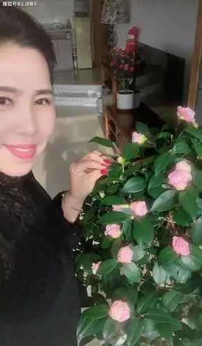 人到中年的大姐虽然没有年轻女孩的容颜但依旧风情万种