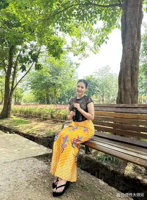 缅甸的传统服装长基(长裙)和吊肩(类似马殇)很受缅甸大姐的喜爱.