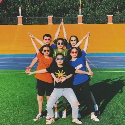 沙雕闺蜜照了解一下 解锁拍照新姿势!