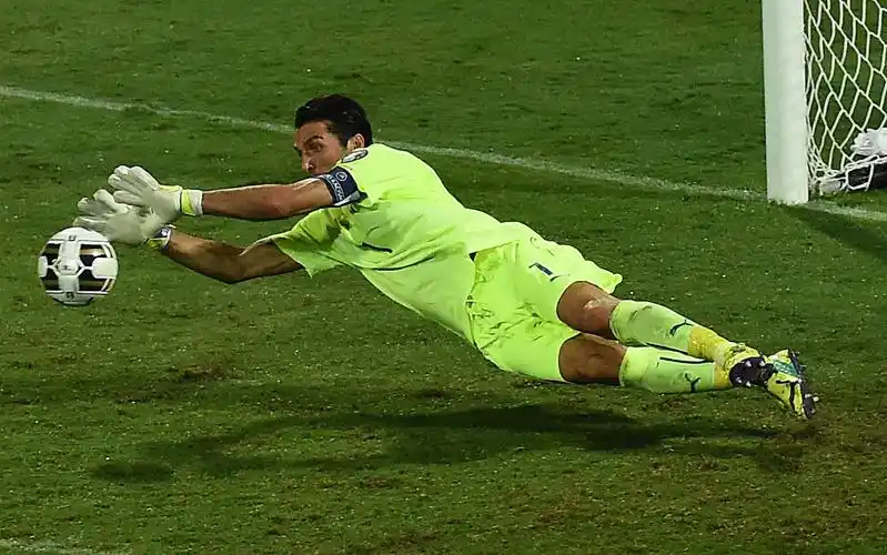 青少年门将扑救低平球的训练方法