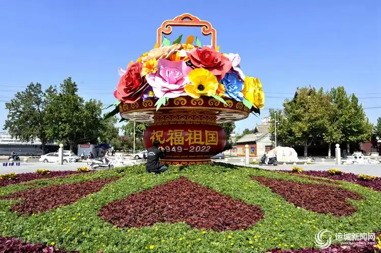 公园广场搭花坛喜庆氛围迎国庆