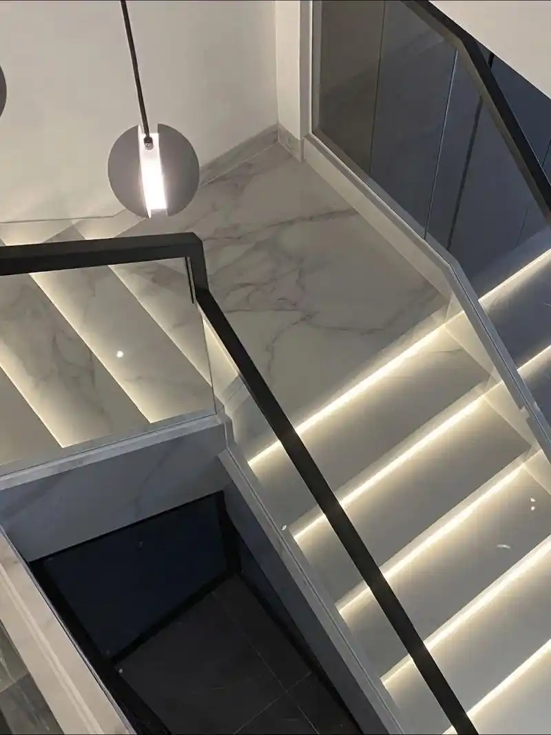 的踏步楼梯77玻璃扶手,简洁美观~ 视觉效果yyds的现代简约玻璃楼梯