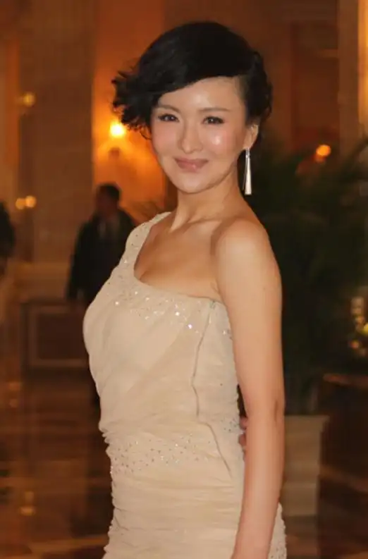 同样84年出生,王翊丹老了,郑亦桐老了,而她却是21岁容颜