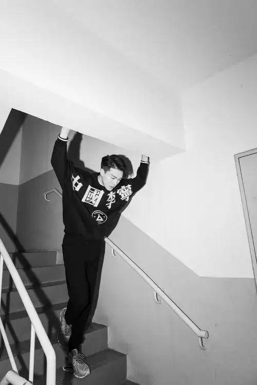 孙艺洲美图曝光 卫衣加身帅气有型