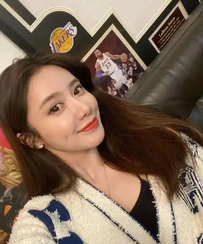 腾讯nba一姐美娜无聊晒自拍网友面色红润又有男朋友了