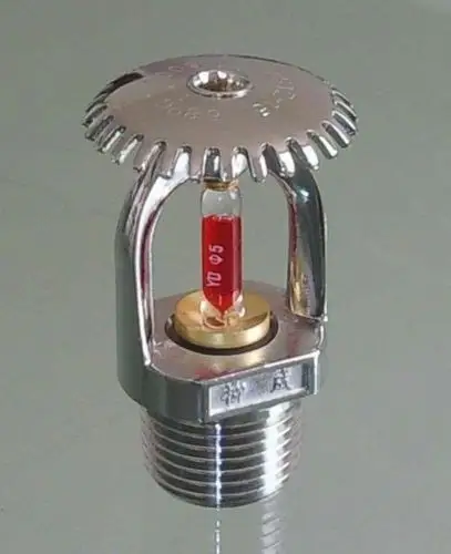 在安装喷淋头的时候要注意,除吊顶型喷头及在吊顶下安装的喷头外,直立