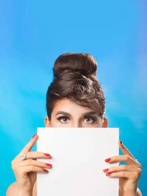 拿着白纸片的复古美女