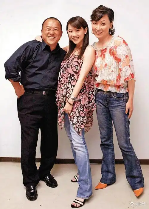 曾志伟与两任妻子分别育有两女两子,其中与台湾艺人王美华生了两个